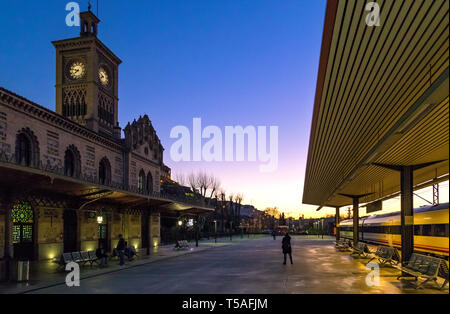 La gare de Tolède, au crépuscule, en Espagne. Banque D'Images