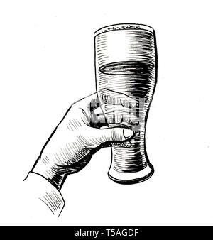 La main avec un verre de bière. Illustration noir et blanc Encre Banque D'Images