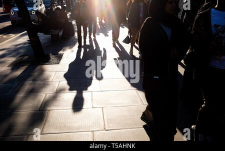 Les acheteurs et visiteurs les ombres dans l'occupé Oxford Street London UK Banque D'Images