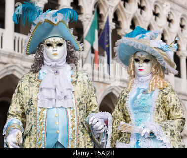 Couple habillé en costume traditionnel et masques de Venise, le Palais des Doges (Palazzo Ducale), Carnaval de Venise, Italie Banque D'Images