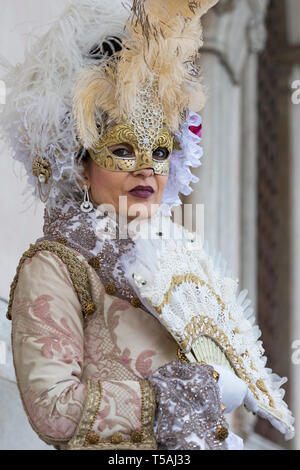 Dame portant le costume traditionnel vénitien, Carnaval de Venise, Italie Banque D'Images