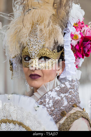 Femme d'âge moyen vêtu du costume traditionnel masque de Venise, Carnaval de Venise Italie, portrait Banque D'Images