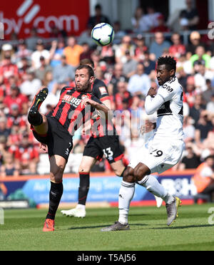 Steve Cook, de Bournemouth (à gauche) au cours de la claire crochets Premier League match entre l'AFC Bournemouth et Fulham à la vitalité Stadium Bournemouth 20 avril 2019. Usage éditorial uniquement. Pas de merchandising. Pour des images de football Premier League FA et restrictions s'appliquent inc. aucun internet/mobile l'usage sans licence FAPL - pour plus de détails Football Dataco contact Banque D'Images