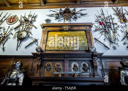 Armes médiévales sur le mur du Grand Hall à l'armurerie du Palais Peles, ancien château royal, construit entre 1873 et 1914 près de Sinaia ville en Roumanie Banque D'Images