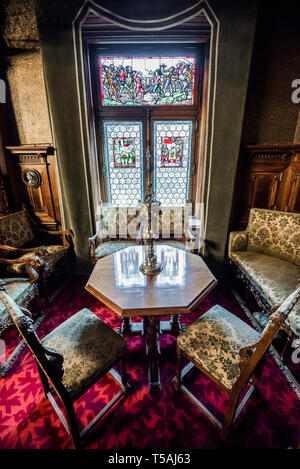 Coin des clients travaillant en cabinet dans le Palais Peles, ancien château royal, construit entre 1873 et 1914, situé près de la ville de Sinaia en Roumanie Banque D'Images