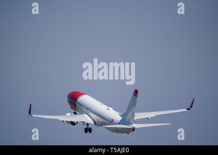 30.04.2018. RIGA, Lettonie. Norwegian Air avion Boeing 737-8JP, au départ de l'Aéroport International de Riga (RIX). Banque D'Images