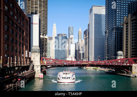 Traversier sur la rivière Chicago sous le pont de la rue Clark Banque D'Images