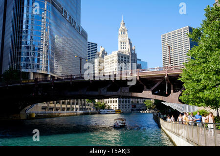 Les gens qui vont sur la rivière Chicago riverwalk autour de Wabash Avenue Pont sur le centre-ville de Chicago Banque D'Images