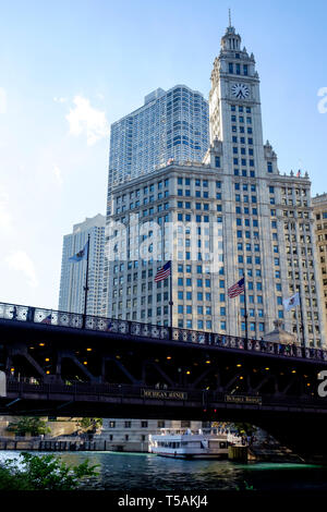 Wrigley building et DuSable dans Michigan Avenue Bridge sur la rivière Chicago au centre-ville Banque D'Images