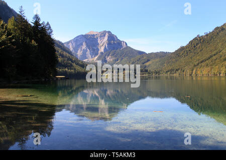 Vue panoramique sur le grand paysage reflétant dans les eaux peu profondes de l'eau claire comme du cristal du Langbathsee Vorderer près d'Ebensee, Oberösterreich, Autriche Banque D'Images