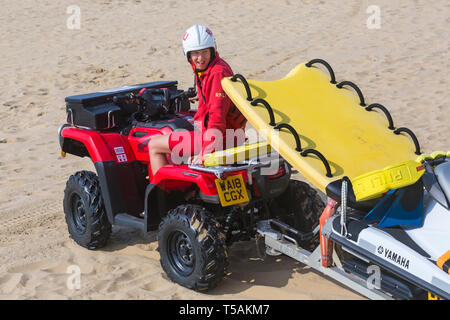 RNLI Lifeguard à cheval Honda TRX quad sur la plage de Bournemouth Beach, Dorset UK en avril Banque D'Images