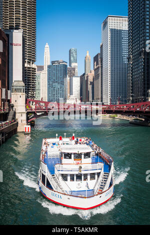 Ferry touristique sur la rivière Chicago juste de passage Clark Street Bridge dans le centre-ville de Chicago Banque D'Images