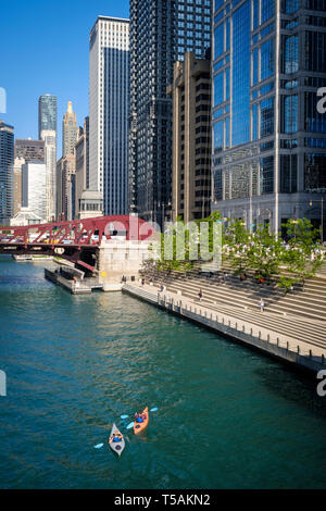 Les gens qui font du kayak sur la rivière Chicago, à côté de la Riverwalk et Clark Street Bridge dans le centre-ville de Chicago Banque D'Images