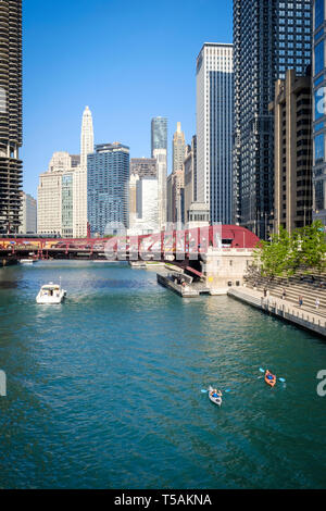 Les gens qui font du kayak sur la rivière Chicago, à côté de la Riverwalk et Clark Street Bridge dans le centre-ville de Chicago Banque D'Images