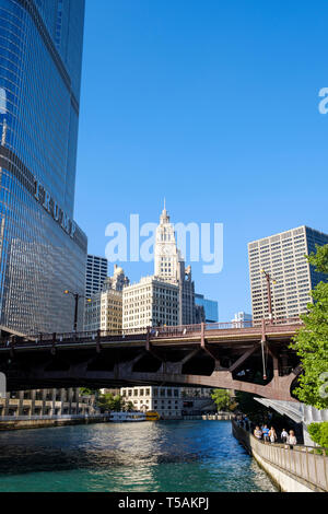 Les gens qui vont sur la rivière Chicago riverwalk autour de Wabash Avenue Pont sur le centre-ville de Chicago Banque D'Images