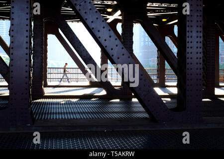 Les gens qui marchent sur North Lake Shore Drive Bridge dans le centre-ville de Chicago Banque D'Images