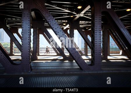 Les gens qui marchent sur North Lake Shore Drive Bridge dans le centre-ville de Chicago Banque D'Images