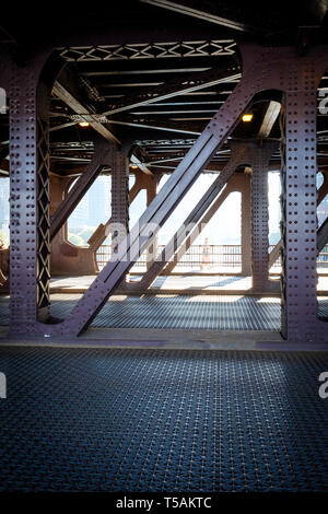 Les gens qui marchent sur North Lake Shore Drive Bridge dans le centre-ville de Chicago Banque D'Images