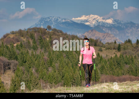 Printemps dans les montagnes entre vert et la neige. A Lonely Girl durant un trek Banque D'Images