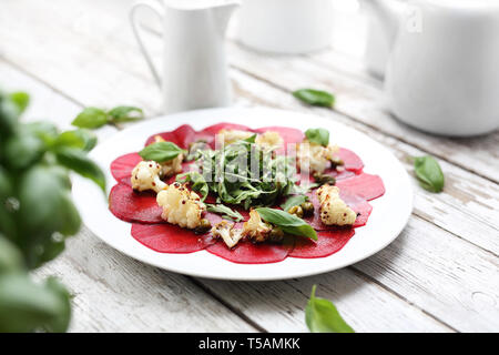 Carpaccio de betterave et de chou-fleur rôti avec salade verte. Banque D'Images