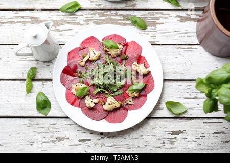 Carpaccio de betteraves rôties avec le chou-fleur et salade verte. Banque D'Images