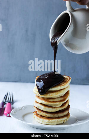 Pile de crêpes avec une sauce au chocolat Banque D'Images