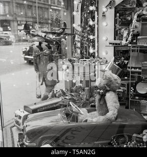 Années 1960, historiques, Regent Street, dans le centre de Londres, variété de jouets affiché dans un magasin de jouets. Banque D'Images