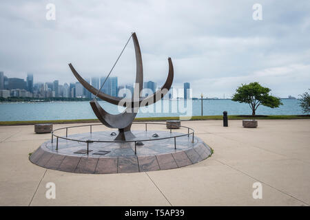 L'homme entre dans le Cosmos sculpture à l'Adler Planetarium Skyline à pied à Chicago Banque D'Images