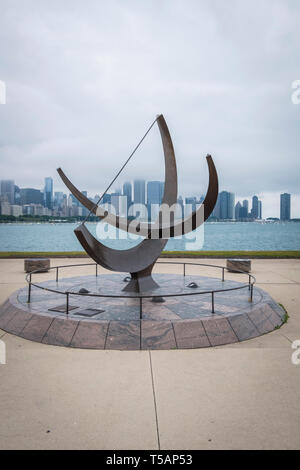 L'homme entre dans le Cosmos sculpture à l'Adler Planetarium Skyline à pied à Chicago Banque D'Images