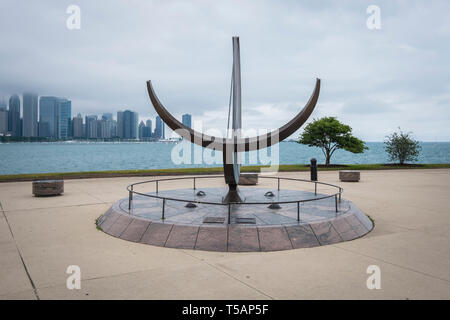 L'homme entre dans le Cosmos sculpture à l'Adler Planetarium Skyline à pied à Chicago Banque D'Images