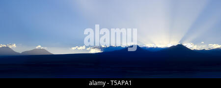 Lever du soleil derrière les montagnes des Andes, avec la ligne de l'Altiplano (haut plateau andin) en silhouette, désert d'Atacama, Chili, Amérique du Sud Banque D'Images