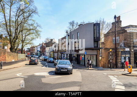 L'architecture moderne rencontre le style géorgien traditionnel à Highgate Village, London, UK, sur un beau et chaud week-end de Pâques Banque D'Images