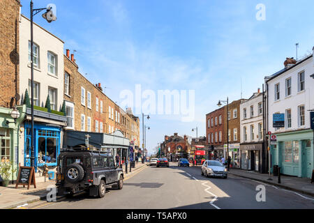 Vue Vue sud le long de la rue principale à un endroit chaud et ensoleillé week-end de Pâques, Hoghgate Village, London, UK Banque D'Images