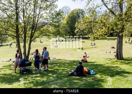 Les Londoniens prendre à l'air libre à la hausse des températures sur le week-end de Pâques le plus chaud jamais enregistré, Waterlow Park, London, UK, avril 2019 Banque D'Images