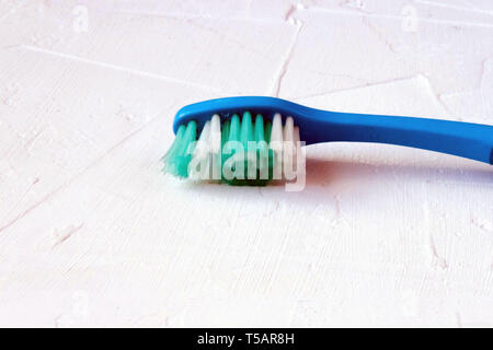 Brosse à dents bleu usé utilisé close up isolé sur fond blanc. Soft focus sélectif. Copie du texte de l'espace. Banque D'Images