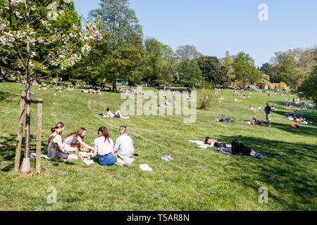 Les Londoniens prendre à l'air libre à la hausse des températures sur le week-end de Pâques le plus chaud jamais enregistré, Waterlow Park, London, UK, avril 2019 Banque D'Images