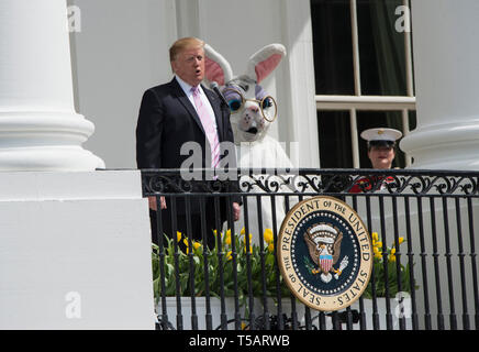 Washington DC, USA. 22 avr, 2019. Le président Donald Trump à l'assemblée annuelle chasse aux oeufs de Pâques de la Maison Blanche, des milliers de familles de profiter des activités sur la pelouse Sud de la Maison Blanche à Washington DC. Le président Donald Trump et J la Première Dame Melania Trump rejoindre les festivités. Le 22 avril 2019. Credit : Patsy Lynch/media/Alamy Punch Live News Banque D'Images