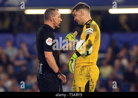 Londres, Royaume-Uni. 22 avr, 2019. Arbitre Kevin Friend (L) books Tom Heaton, le gardien de but de Burnley (R) pour perdre du temps. Premier League, Chelsea v Burnley à Stamford Bridge à Londres le lundi 22 avril 2019. Cette image ne peut être utilisé qu'à des fins rédactionnelles. Usage éditorial uniquement, licence requise pour un usage commercial. Aucune utilisation de pari, de jeux ou d'un seul club/ligue/dvd publications. pic par Steffan Bowen/ Crédit : Andrew Orchard la photographie de sport/Alamy Live News Banque D'Images