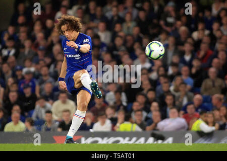 Londres, Royaume-Uni. 22 avr, 2019. David Luiz de Chelsea en action. Premier League, Chelsea v Burnley à Stamford Bridge à Londres le lundi 22 avril 2019. Cette image ne peut être utilisé qu'à des fins rédactionnelles. Usage éditorial uniquement, licence requise pour un usage commercial. Aucune utilisation de pari, de jeux ou d'un seul club/ligue/dvd publications. pic par Steffan Bowen/ Crédit : Andrew Orchard la photographie de sport/Alamy Live News Banque D'Images