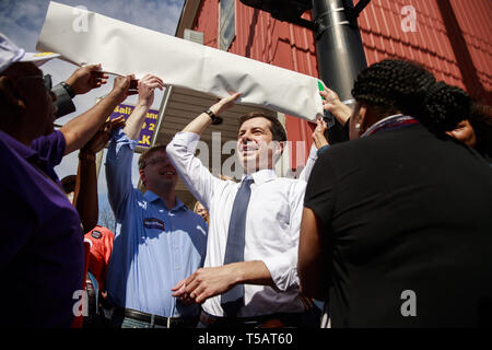 South Bend, Indiana, USA. 22 avr, 2019. South Bend, Indiana Maire Pete Buttigieg, qui fonctionne comme un démocrate à la présidence des États-Unis vu participant à la journée de route Dyngus de nom de rue à l'Elks Lodge South Bend.Dyngus Jour est une maison de tradition polonaise, mais c'est aussi un moment où le South Bend traditionnellement les candidats ont fait campagne pour le bureau de la ville depuis l'élection primaire de l'Indiana est au début de mai. L'intérieur du club était debout, et Buttigieg mal à vous devant sa foule de supporters et de certains membres des médias n'ont pas été en mesure d'obtenir Banque D'Images