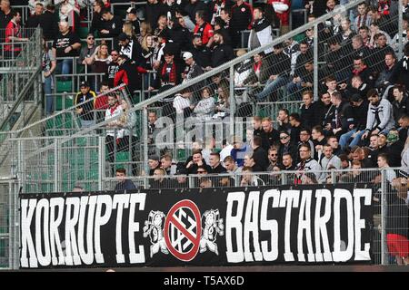 Wolfsburg, Allemagne. 22 avr, 2019. firo : 22.04.2019 Football, Football : 1. Saison 2018/2019, Bundesliga VfL Wolfsburg - Eintracht Frankfurt Fans, ventilateur, la bannière, bannière, transparent, lettrage, protestation, poster, affiches, par opposition à l'utilisation du crédit dans le monde entier | dfb : dpa/Alamy Live News Banque D'Images