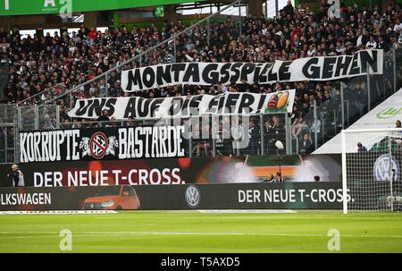 Wolfsburg, Allemagne. 22 avr, 2019. firo : 22.04.2019 Football, Football : 1. Saison 2018/2019, Bundesliga VfL Wolfsburg - Eintracht Frankfurt Fans, ventilateur, la bannière, bannière, transparent, lettrage, protestation, poster, affiches, par opposition à l'utilisation des jeux dans le monde entier lundi | Crédit : dpa/Alamy Live News Banque D'Images