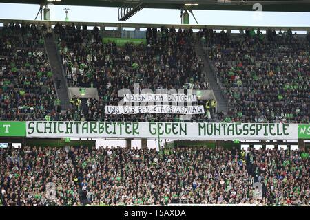 Wolfsburg, Allemagne. 22 avr, 2019. firo : 22.04.2019 Football, Football : 1. Saison 2018/2019, Bundesliga VfL Wolfsburg - Eintracht Frankfurt Fans, ventilateur, la bannière, bannière, transparent, lettrage, protestation, poster, affiches, par opposition à l'utilisation des jeux dans le monde entier lundi | Crédit : dpa/Alamy Live News Banque D'Images