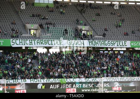 Wolfsburg, Allemagne. 22 avr, 2019. firo : 22.04.2019 Football, Football : 1. Saison 2018/2019, Bundesliga VfL Wolfsburg - Eintracht Frankfurt Fans, ventilateur, la bannière, bannière, transparent, lettrage, protestation, poster, affiches, par opposition à l'utilisation des jeux dans le monde entier lundi | Crédit : dpa/Alamy Live News Banque D'Images