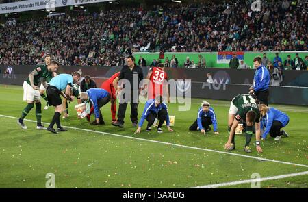 Wolfsburg, Allemagne. 22 avr, 2019. firo : 22.04.2019 Football, Football : 1. Saison 2018/2019, Bundesliga VfL Wolfsburg - Eintracht Frankfurt Fans, ventilateur, la bannière, bannière, Transparent, lettrage, protestation, Poster, affiches, par rapport à lundi, jeux d'action avec Flummis | Conditions de crédit dans le monde entier : dpa/Alamy Live News Banque D'Images