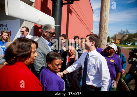 South Bend, Indiana, USA. 22 avr 2019. South Bend, Indiana Maire Pete Buttigieg, qui fonctionne comme un démocrate à la présidence des États-Unis vu parler à ses partisans au cours de la journée en voiture Dyngus Street renommer au South Bend Elks Lodge. Dyngus Jour est une maison de tradition polonaise, mais c'est aussi un moment où le South Bend traditionnellement les candidats ont fait campagne pour le bureau de la ville depuis l'élection primaire de l'Indiana est au début de mai. Credit : SOPA/Alamy Images Limited Live News Banque D'Images