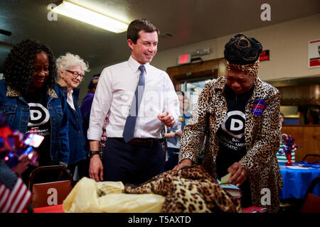 South Bend, Indiana, USA. 22 avr 2019. South Bend, Indiana Maire Pete Buttigieg, qui fonctionne comme un démocrate à la présidence des États-Unis vu parler avec son défenseur au cours de la journée en voiture Dyngus Street renommer au South Bend Elks Lodge. Dyngus Jour est une maison de tradition polonaise, mais c'est aussi un moment où le South Bend traditionnellement les candidats ont fait campagne pour le bureau de la ville depuis l'élection primaire de l'Indiana est au début de mai. Credit : SOPA/Alamy Images Limited Live News Banque D'Images