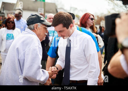 South Bend, Indiana, USA. 22 avr 2019. South Bend, Indiana Maire Pete Buttigieg, qui fonctionne comme un démocrate à la présidence des États-Unis vu ses vœux au cours de l'partisan Dyngus jour dur Street renommer au South Bend Elks Lodge. Dyngus Jour est une maison de tradition polonaise, mais c'est aussi un moment où le South Bend traditionnellement les candidats ont fait campagne pour le bureau de la ville depuis l'élection primaire de l'Indiana est au début de mai. Credit : SOPA/Alamy Images Limited Live News Banque D'Images