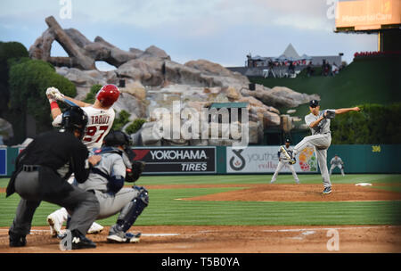 Mariners de Seattle le lanceur partant Yusei Kikuchi est Los Angeles Angels champ centre Mike Trout d'être appelés en grève dans la troisième manche au cours de la partie de baseball de ligue majeure au Angel Stadium à Anaheim, en Californie, États-Unis, le 20 avril 2019. Credit : AFLO/Alamy Live News Banque D'Images