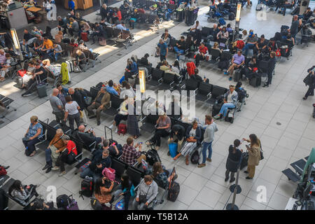 Londres, Royaume-Uni. 22 avr, 2019. passagers en attente dans la salle d'embarquement sur une longue Easter bank holiday lundi comme l'aéroport de Heathrow annonce une augmentation du nombre de passagers pour le 29e mois d'affilée, 6,5 millions de passagers ont transité par l'aéroport le plus fréquenté du Royaume-Uni en mars, une moyenne de 210 000 par jour. L'augmentation a été de 0,5  % par rapport au même mois en 2018, soit 1 000 passagers par jour. Credit : amer ghazzal/Alamy Live News Banque D'Images